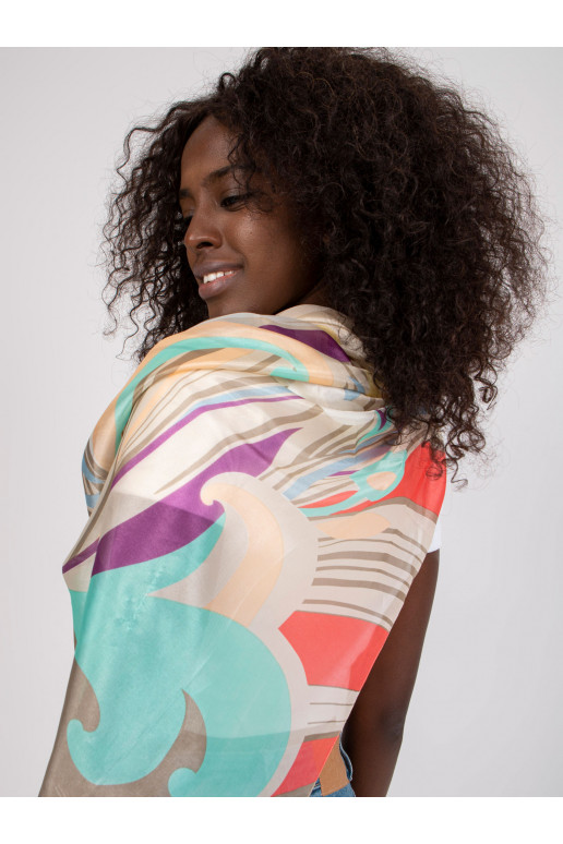 Béžová tenká šála se vzory