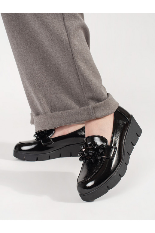 Zdobené černé mokasíny na klínku