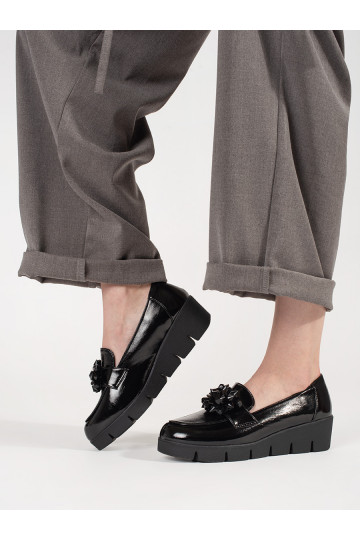 Zdobené černé mokasíny na klínku 2