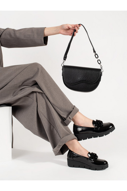 Zdobené černé mokasíny na klínku