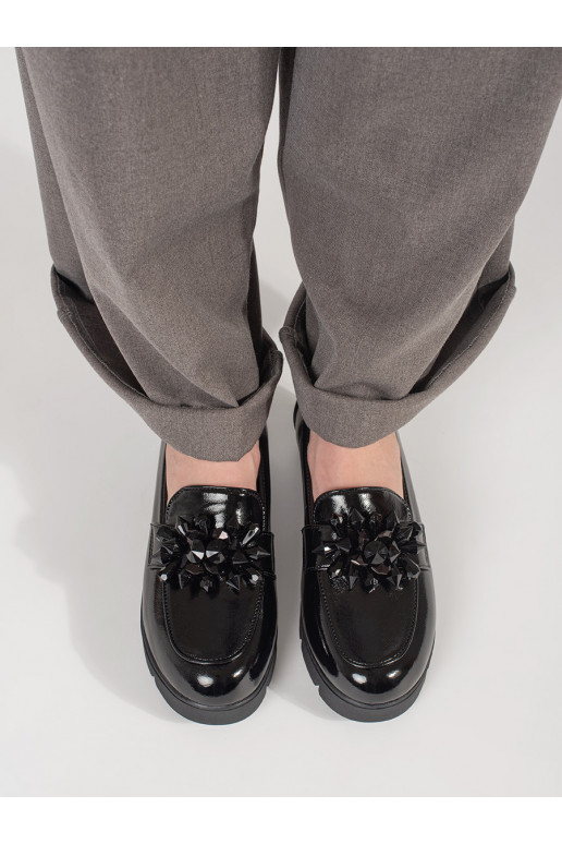 Zdobené černé mokasíny na klínku
