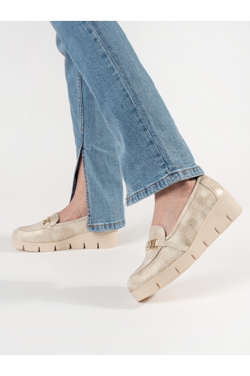 Zlaté mokasíny na klínku s řetízkem