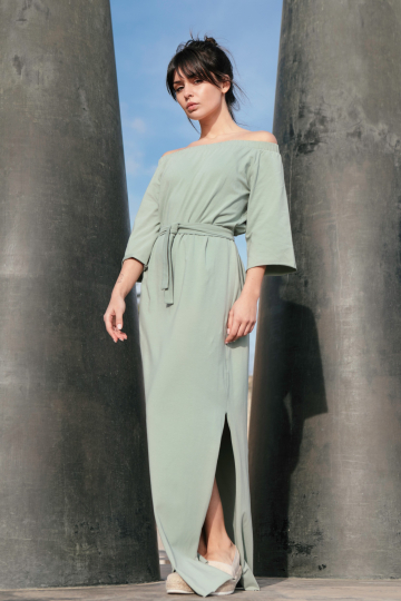 Ilga suknelė atvirais...