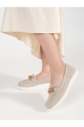 Kožené béžové mokasíny s řetízkem na platformě 2
