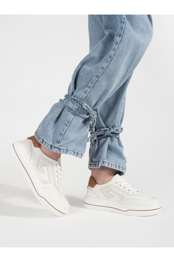 bílé dziurkowane  Tenisky