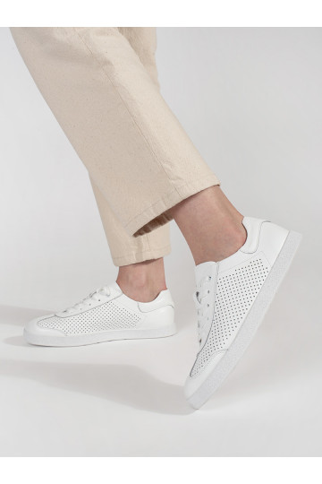 Bílé sportovní boty