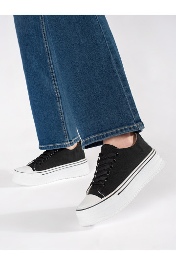 Černý klasický dámských tenisek s masivním podpatkem