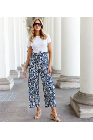 Modré plisované kalhoty...