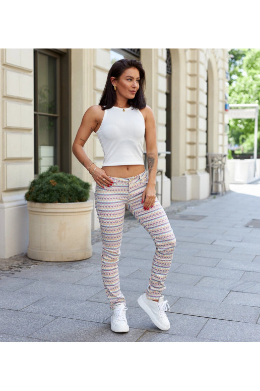 Barevné vzorované kalhoty u jezera