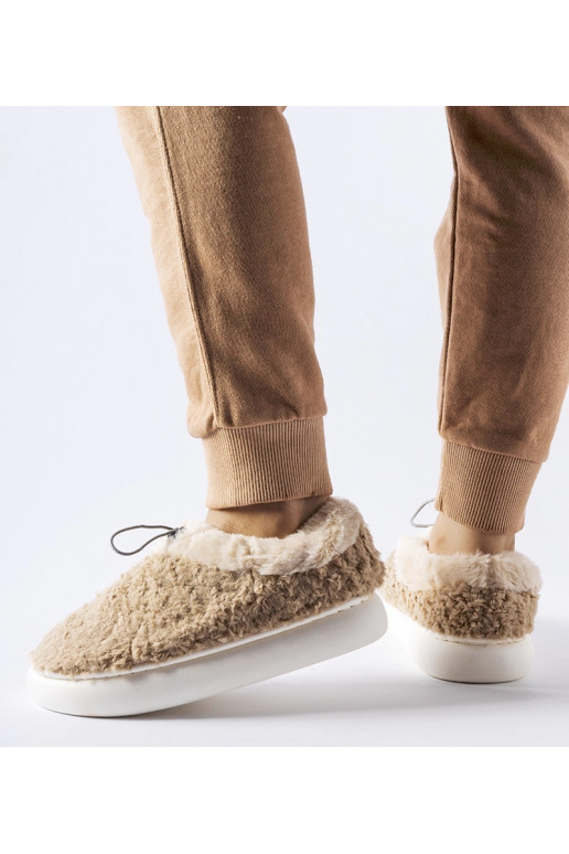 Béžové teplé pantofle s uzavřeným...