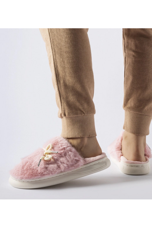 Růžové pantofle s ozdobným provázkem...