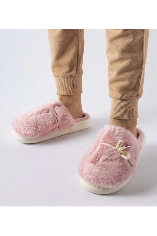 Růžové pantofle s ozdobným provázkem...