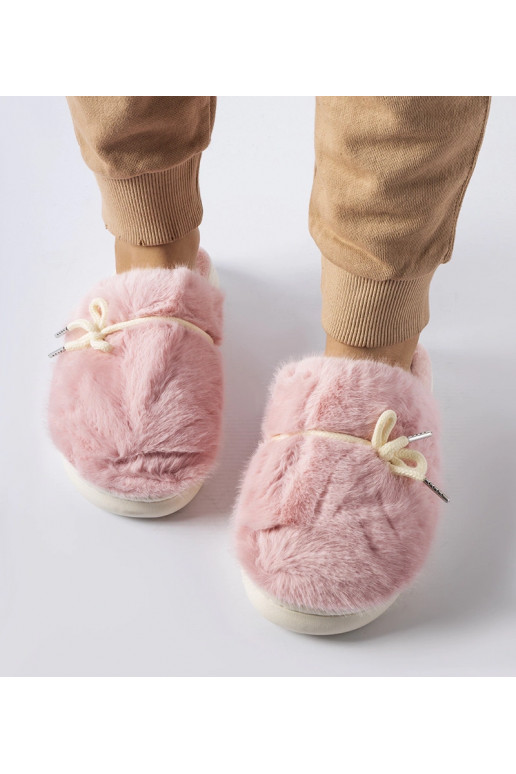 Růžové pantofle s ozdobným provázkem...