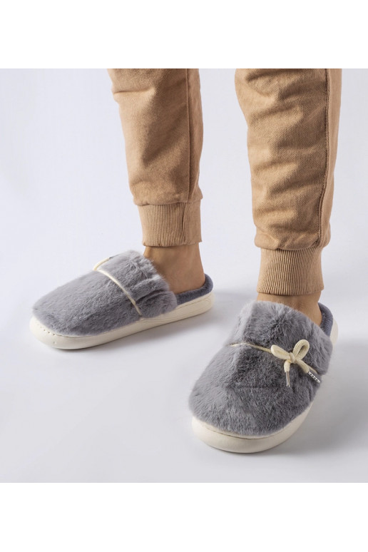 Šedé pantofle s ozdobným provázkem...