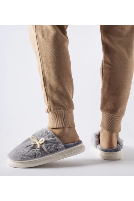 Šedé pantofle s ozdobným provázkem...