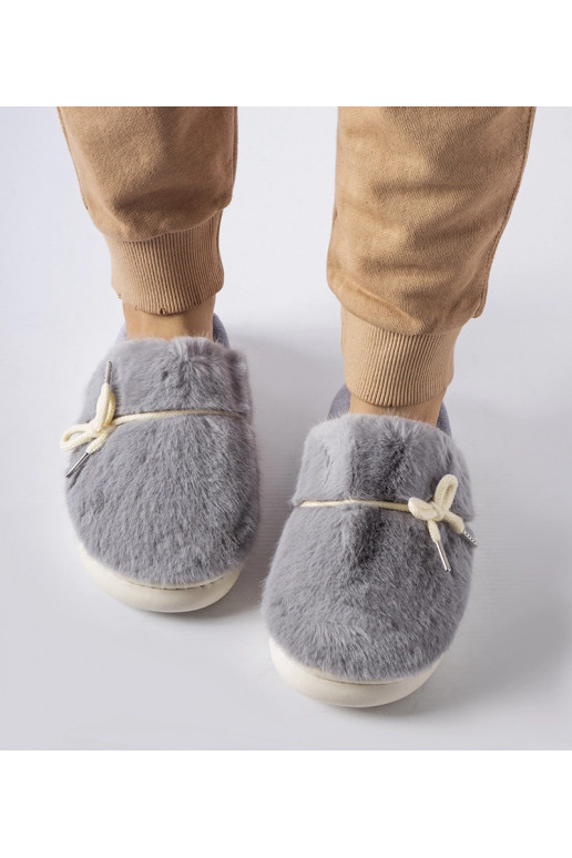 Šedé pantofle s ozdobným provázkem...