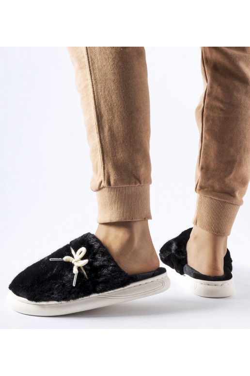 Černé pantofle s ozdobným provázkem...