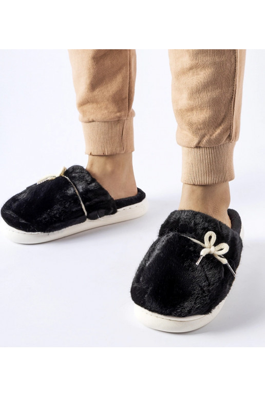 Černé pantofle s ozdobným provázkem...