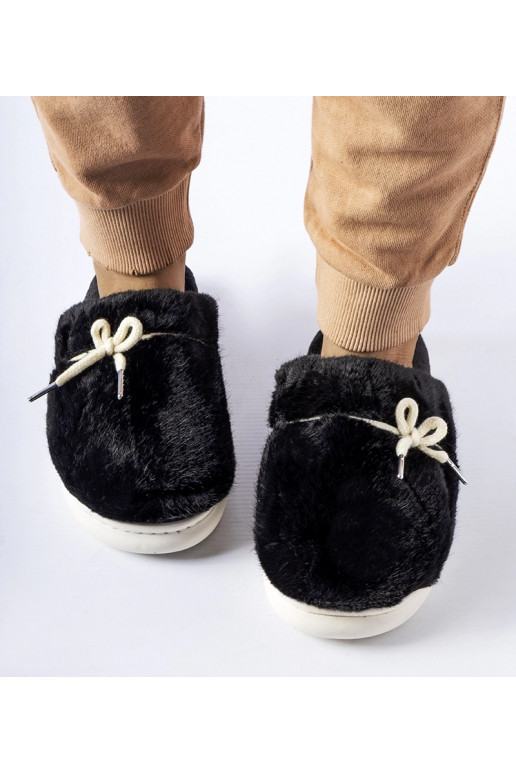 Černé pantofle s ozdobným provázkem...