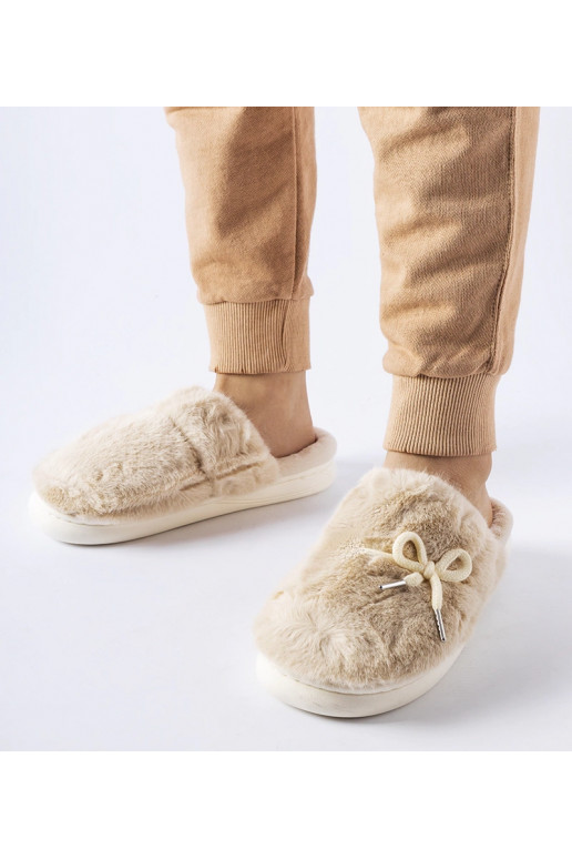 Béžové pantofle s ozdobným provázkem...