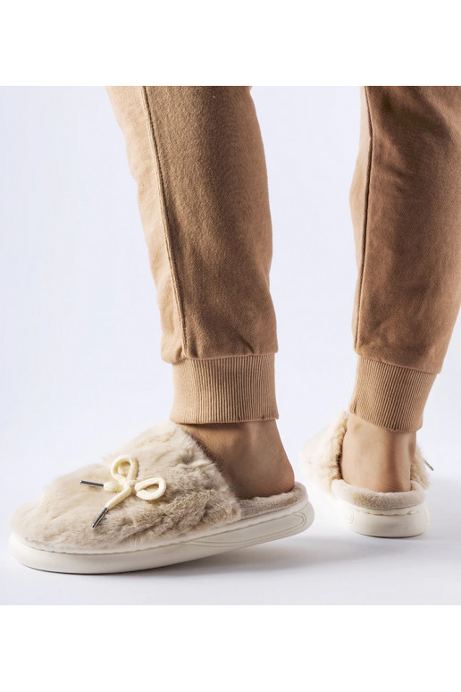 Béžové pantofle s ozdobným provázkem...