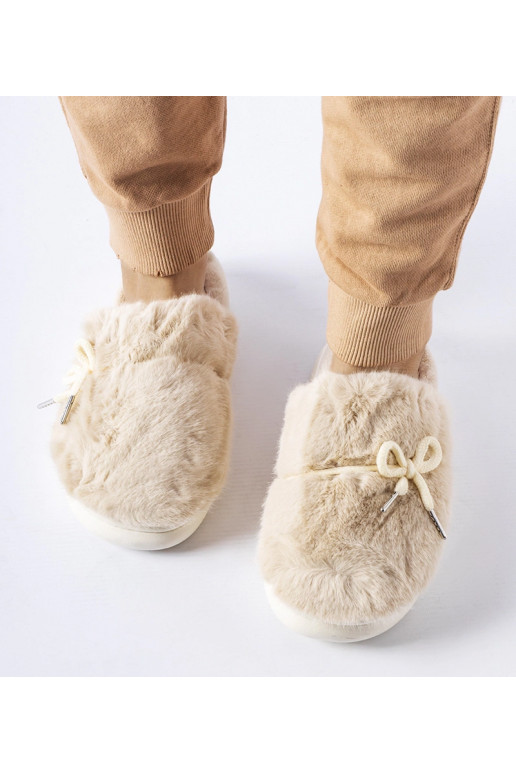 Béžové pantofle s ozdobným provázkem...