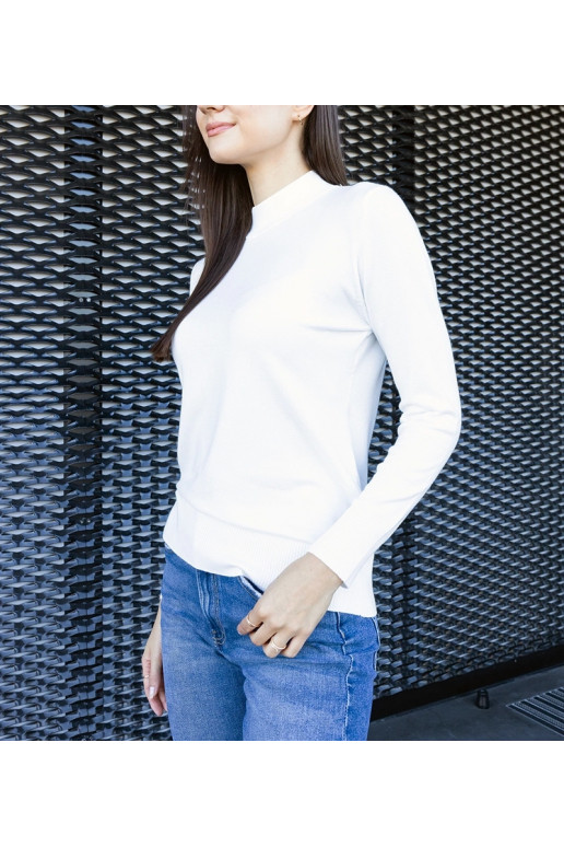 Bílý klasický svetr volného střihu...