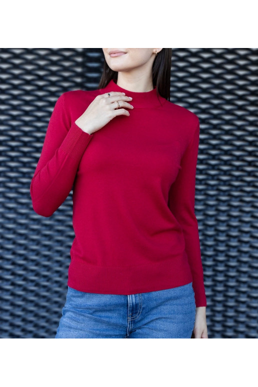 Červený klasický svetr volného střihu...