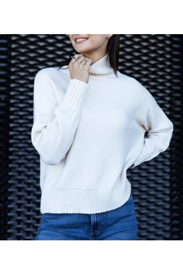 Bílý rolák volného střihu...