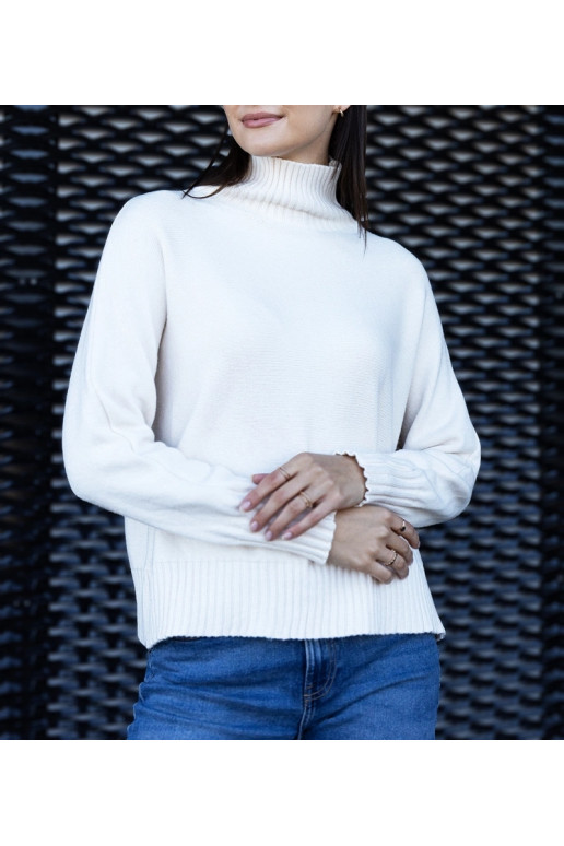 Bílý rolák volného střihu značky Lukana