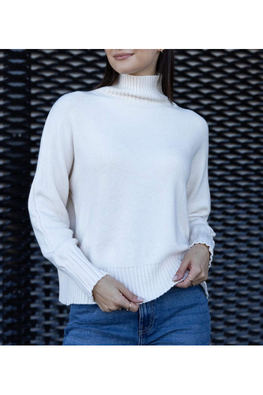 Bílý rolák volného střihu značky Lukana