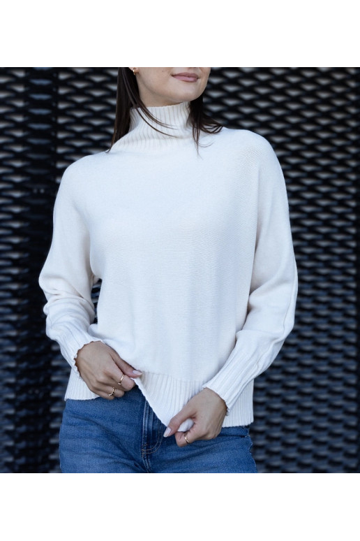 Bílý rolák volného střihu značky Lukana