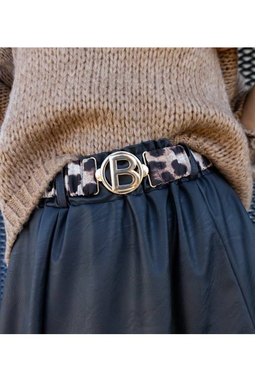 Černá dlouhá sukně zdobená páskem se... Černá dlouhá sukně zdobená páskem se...