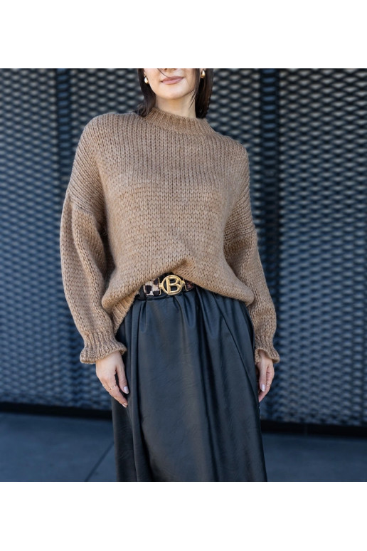 Černá dlouhá sukně zdobená páskem se... Černá dlouhá sukně zdobená páskem se...