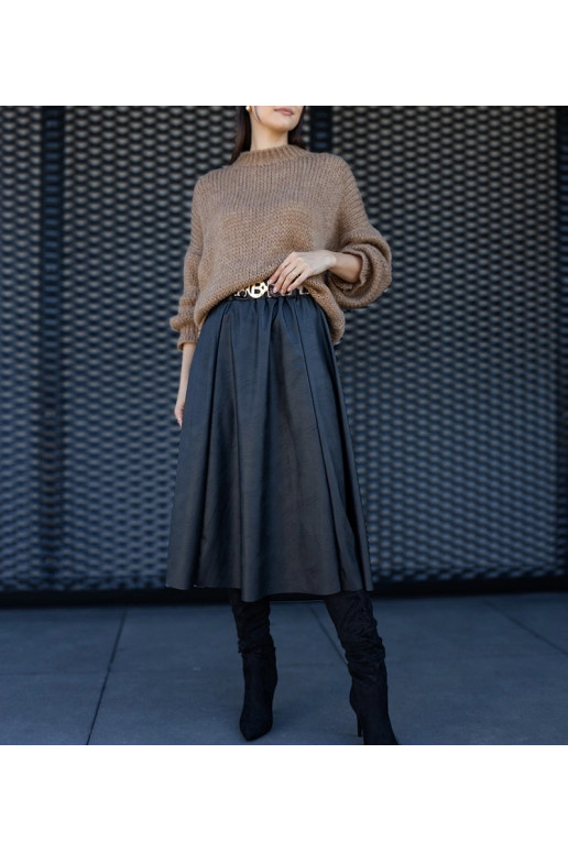 Černá dlouhá sukně zdobená páskem se... Černá dlouhá sukně zdobená páskem se...