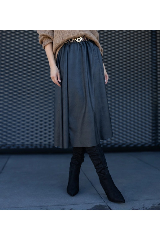 Černá dlouhá sukně zdobená páskem se... Černá dlouhá sukně zdobená páskem se...