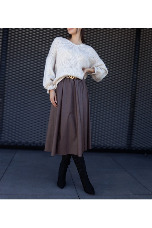 Hnědá dlouhá sukně zdobená páskem se... Hnědá dlouhá sukně zdobená páskem se...