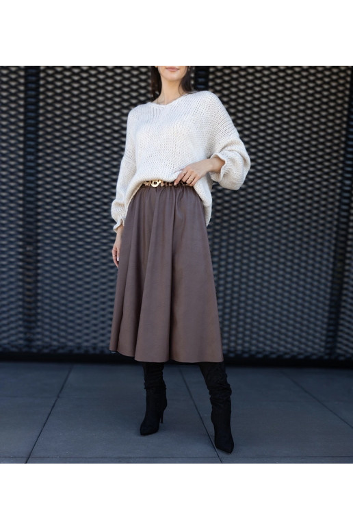 Hnědá dlouhá sukně zdobená páskem se... Hnědá dlouhá sukně zdobená páskem se...