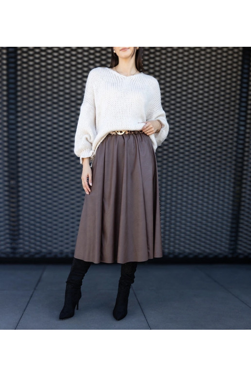 Hnědá dlouhá sukně zdobená páskem se... Hnědá dlouhá sukně zdobená páskem se...