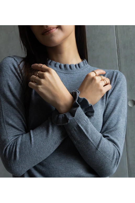 Šedý měkký svetr zdobený volánky Luel