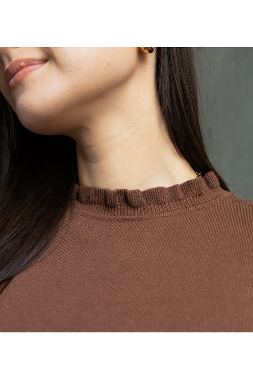 Hnědý měkký svetr zdobený volánky Luel