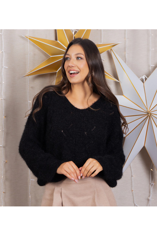 Měkký černý svetr s dlouhým rukávem...