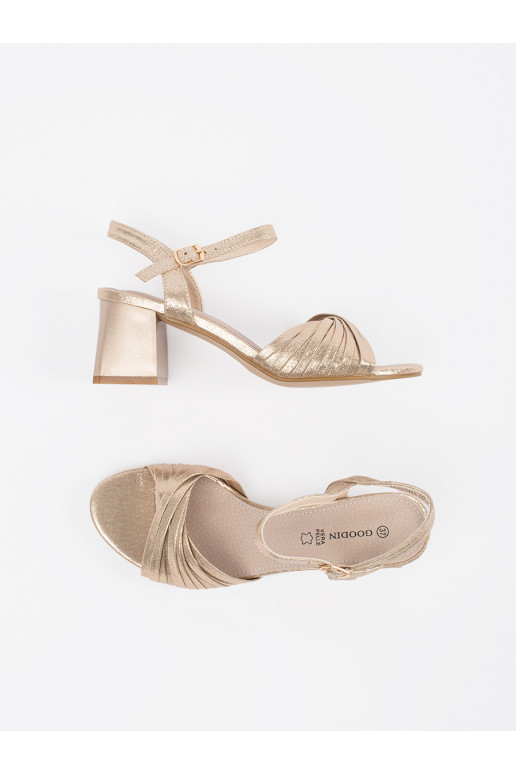 zlaté barvy  sandály nízký podpatek