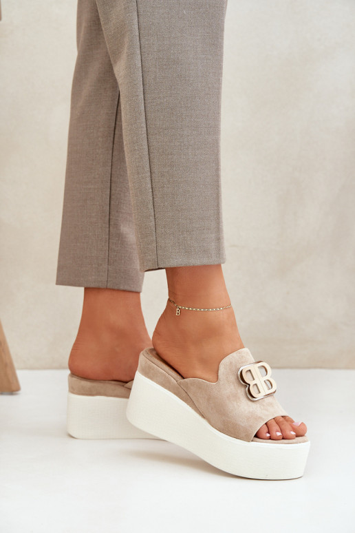 Šlepetės su platforma smėlio spalvos... Šlepetės su platforma smėlio spalvos...