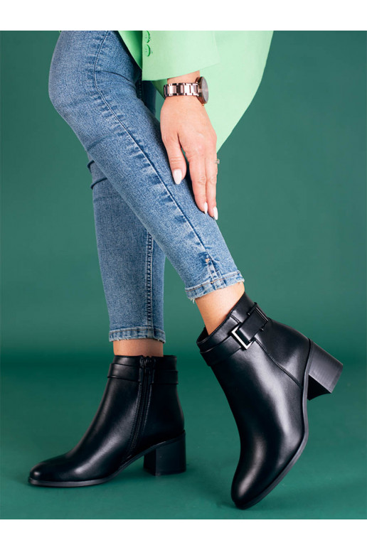 Klasické černé dámské kotníkové boty na nízkém podpatku