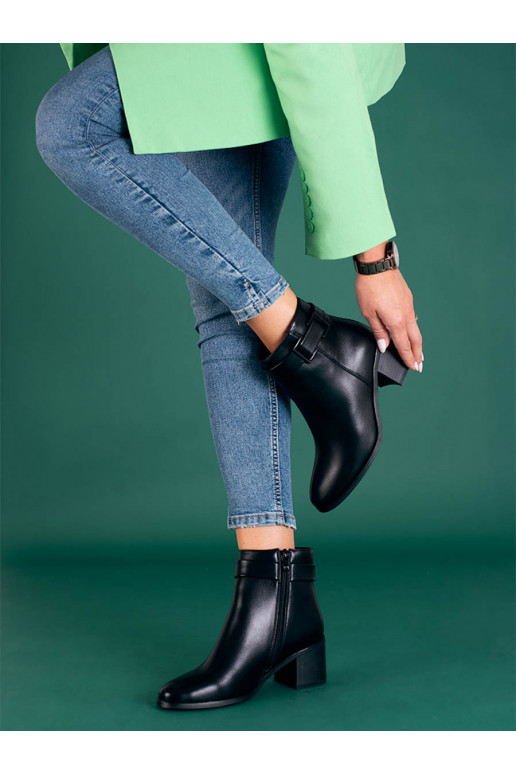 Klasické černé dámské kotníkové boty na nízkém podpatku