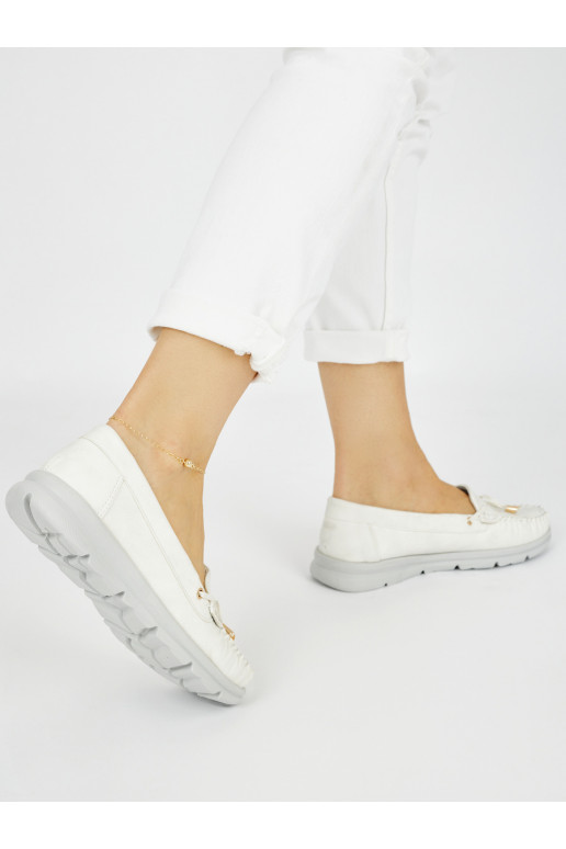 Bílé pohodlné mokasíny z ekokůže