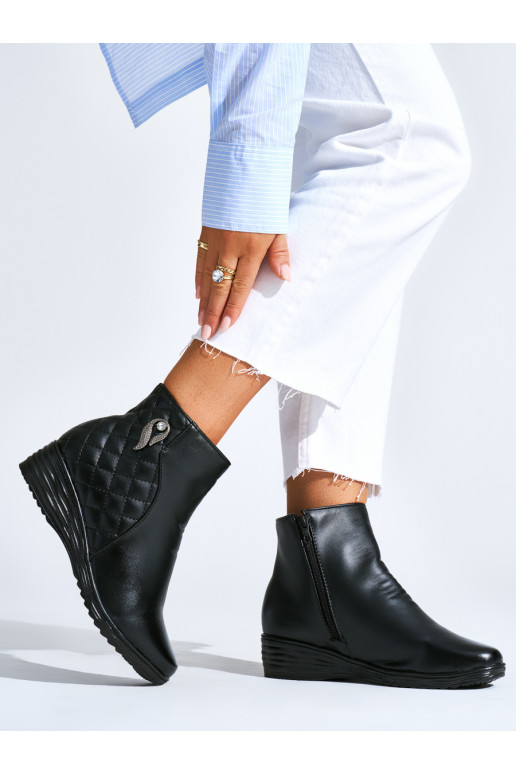 Pohodlné černé kotníkové boty na klínku