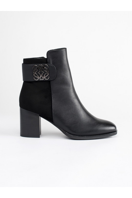 Černé kotníkové boty na sloupku s ozdobným páskem