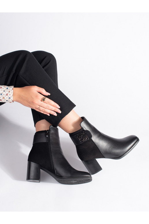 Černé kotníkové boty na sloupku s ozdobným páskem
